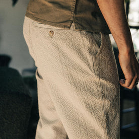 fit model showing the side of The Easy Pant in Heather Oat Seersucker
