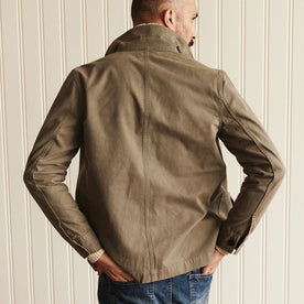 fit model showing off the back of The Ojai Jacket in Organic Smoked Olive Foundation Twill