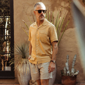 fit model in The Short Sleeve Hawthorne in Wheat