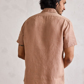 fit model showing the back of The Short Sleeve California in Clay Hemp