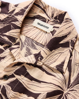 material shot of the camp collar on The Short Sleeve Hawthorne in Dried Palm, Wovens by Taylor Stitch