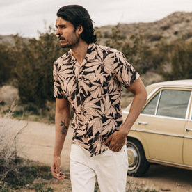 fit model in The Short Sleeve Hawthorne in Dried Palm
