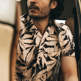 fit model showing the camp collar on The Short Sleeve Hawthorne in Dried Palm