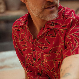 fit model showing the camp collar on The Short Sleeve Hawthorne in Scarlet Thatch
