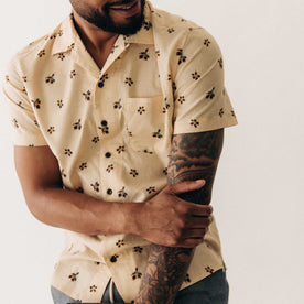 fit model posing in The Short Sleeve Hawthorne in Almond Floral