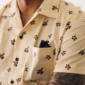 fit model showing off the pocket on The Short Sleeve Hawthorne in Almond Floral