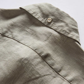 material shot of the back button on the collar of The Jack in Seagrass Linen
