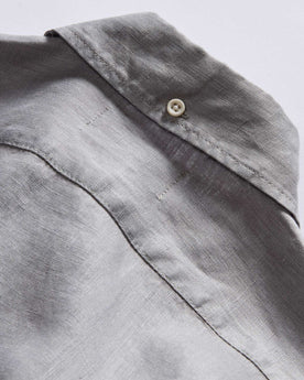material shot of the back button on the collar of The Jack in Overcast Linen, Wovens by Taylor Stitch