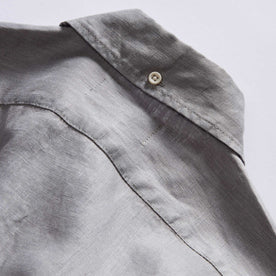 material shot of the back button on the collar of The Jack in Overcast Linen