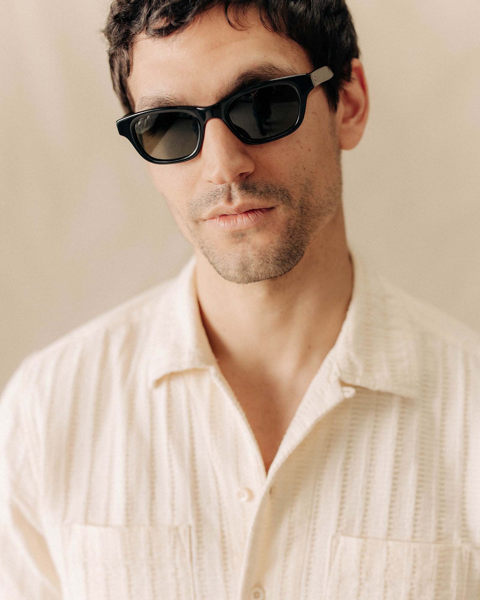 fit model showing off The Sergio in Black, Accessories by Taylor Stitch