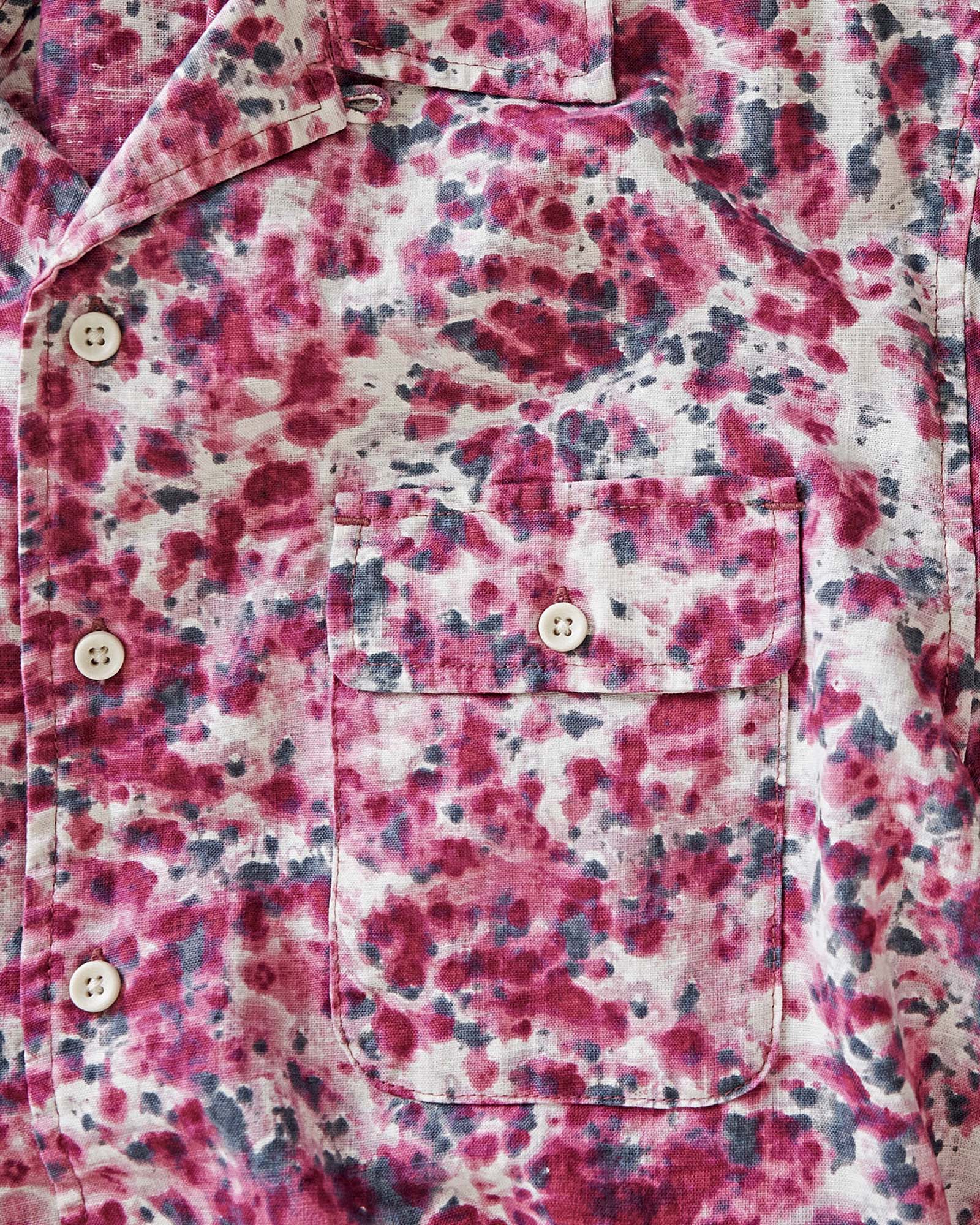 close up imagery of the pocket on The Short Sleeve Carter in Hibiscus, Wovens by Taylor Stitch
