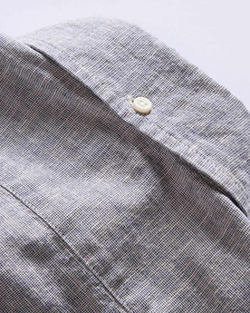 material shot of the back collar on The Jack in Blue Sky Slub Cotton Linen, Wovens by Taylor Stitch