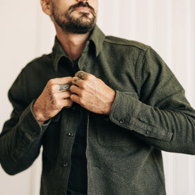fit model buttoning up The Ledge Shirt in Dark Forest Linen Tweed