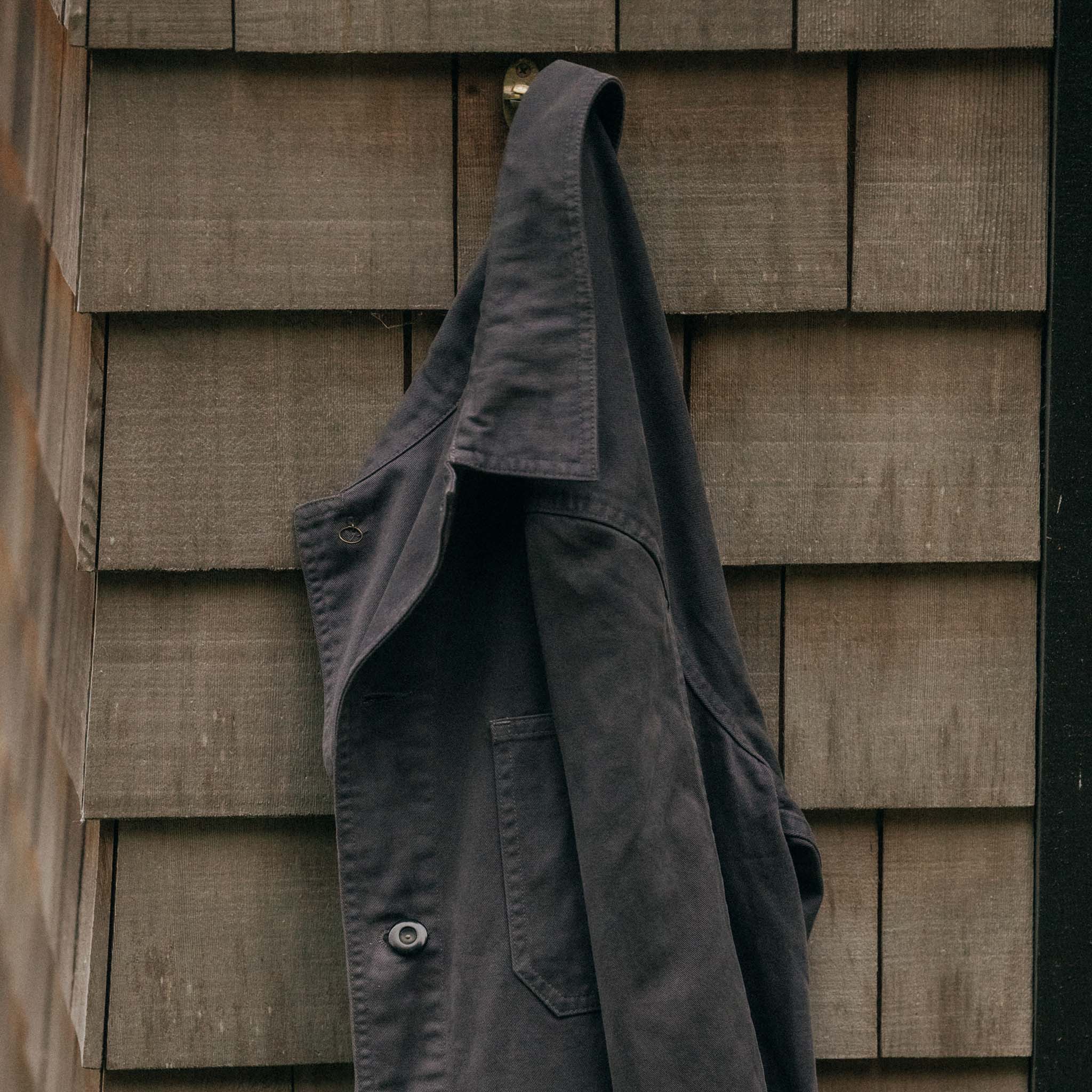 fit model walking in The Ojai Jacket in Organic Charcoal Foundation Twill, Outerwear by Taylor Stitch