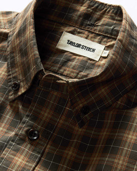 material shot of the collar on The Jack in Mulch Plaid, Wovens by Taylor Stitch