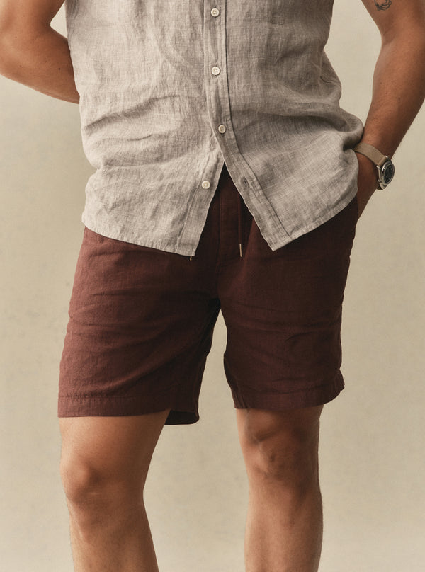 Close up of model in the Après Short in Burgundy Hemp