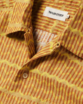 material shot of the collar on The Short Sleeve Hawthorne in Gold Wave, Wovens by Taylor Stitch