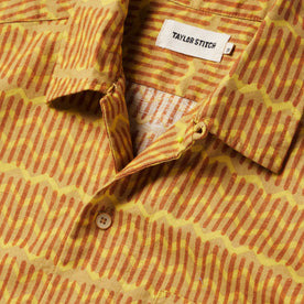 material shot of the collar on The Short Sleeve Hawthorne in Gold Wave