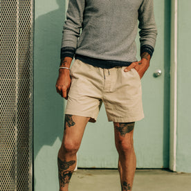 model standing in The Après Short in Natural Pinwale