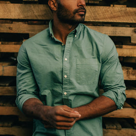fit model in front of crates wearing The Jack in Teal Oxford
