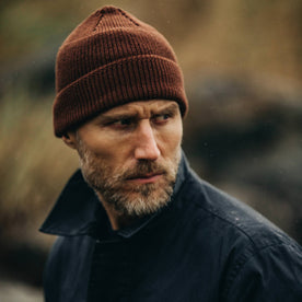 fit model in The Rib Beanie in Russet