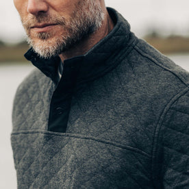 fit model showing the texture of The Fall Line Pullover in Coal Heather