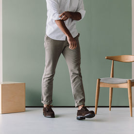 fit model wearing The Morse Pant in Oyster Slub