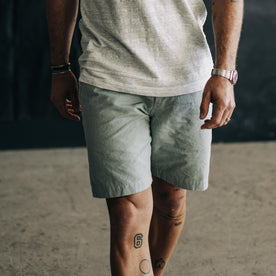 fit model wearing The Morse Short in Slate Slub