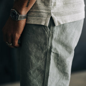 fit model showing the side of The Morse Short in Slate Slub