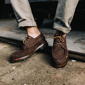 fit model showing off The Ridge Moc in Chocolate Nubuck