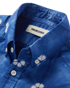 material shot of the collar on The Short Sleeve Jack in Deep Navy Floral, Wovens by Taylor Stitch