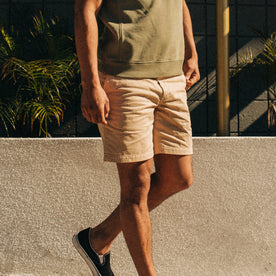 fit model wearing The Foundation Short in Khaki Twill
