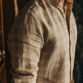 fit model showing the side of The Jack in Dune Plaid