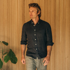 fit model wearing The Jack in Navy Linen