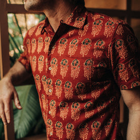 fit model showing the front of The Short Sleeve Hawthorne in Rust Floral