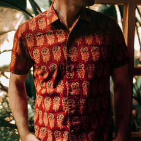 fit model wearing The Short Sleeve Hawthorne in Rust Floral