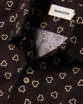 material shot of the collar on The Short Sleeve Hawthorne in Espresso Geo, Wovens by Taylor Stitch