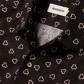 material shot of the collar on The Short Sleeve Hawthorne in Espresso Geo