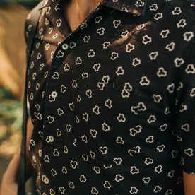 fit model showing a close up of the pattern of The Short Sleeve Hawthorne in Espresso Geo