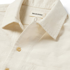 material shot of the collar on The Short Sleeve Hawthorne in Sand
