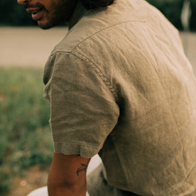 fit model showing the back of The Short Sleeve Western in Olive Linen
