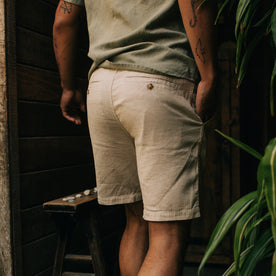 fit model showing the back of The Easy Short in Natural Herringbone