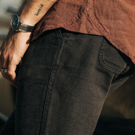 fit model showing the texture on The Apres Pant in Shadow Hemp