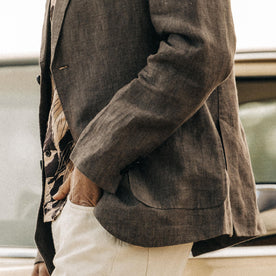 fit model showing the side of The Sheffield Sport Coat in Cocoa Linen
