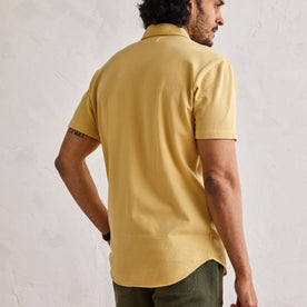 fit model showing the back of The Short Sleeve California in Oak Pique