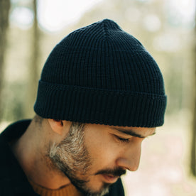 fit model wearing The Rib Beanie in Heather Navy