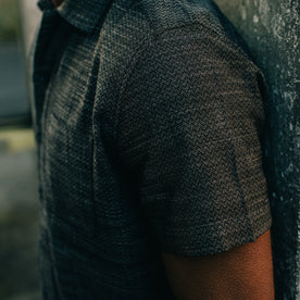 fit mdoel wearing The Short Sleeve Hawthorne in Navy Wave, shown from the side