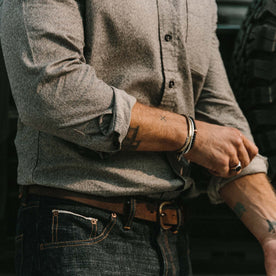 fit model rolling up sleeves of The Jack in Ash Jaspe