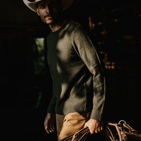 fit model wearing the lodge sweater, holding bag