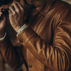 fit model wearing The Cuyama Jacket in Cognac, sleeve detail